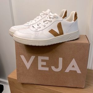 Veja V-10 leather shoes in extra white/camel